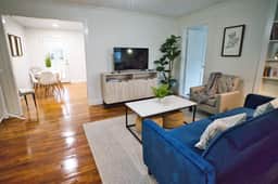 The Blue Bungalow, close to Historic District, Parks