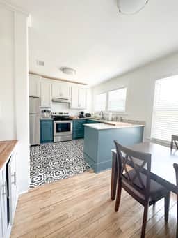 Kalmia Suite D - Centrally Located Downtown