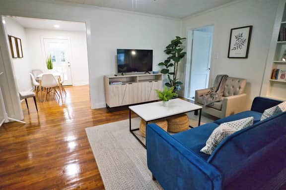 The Blue Bungalow, close to Historic District, Parks